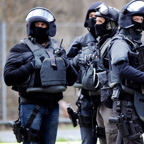Mitglieder eines Spezialeinsatzkommandos (SEK) der Polizei. stehen auf einer Straße.