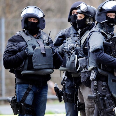 Mitglieder eines Spezialeinsatzkommandos (SEK) der Polizei. stehen auf einer Straße.