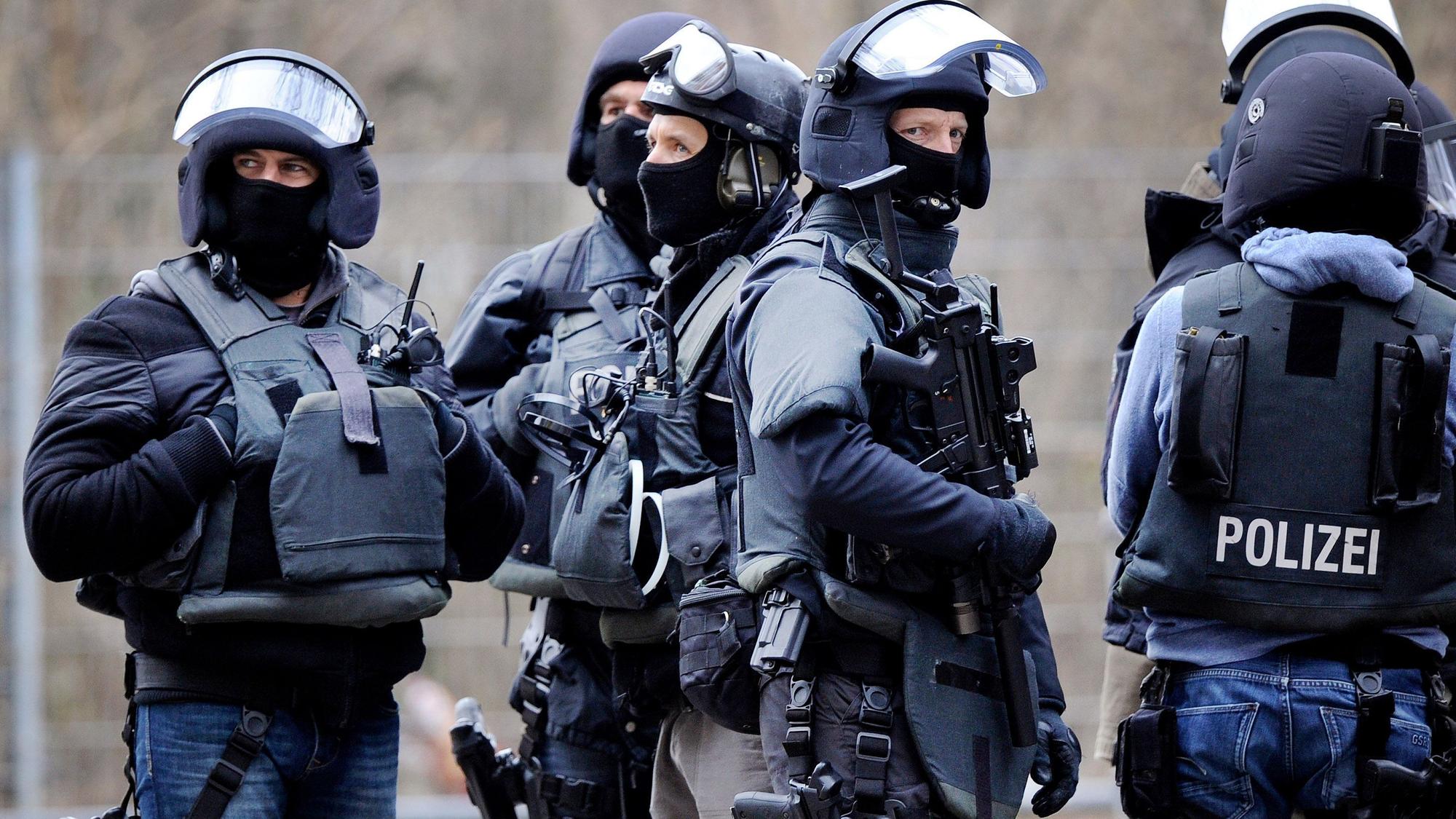 Mitglieder eines Spezialeinsatzkommandos (SEK) der Kölner Polizei. Beispielsweise bei Terroranschlägen oder Amokläufen kann die polizeiinterne Suchmaschine dabei helfen, schnell zu reagieren.