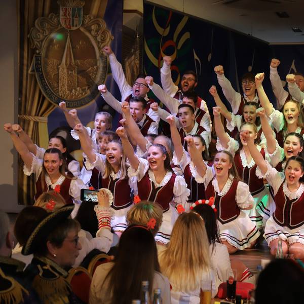 Der Festausschuss Eitorf hatte zur Prunksitzung in den Schützenhof nach Alzenbach eingeladen. Das Tanzcorps der Großen Altstädter zeigte fasziniernde Schrittkombinationen und schöne Figuren.