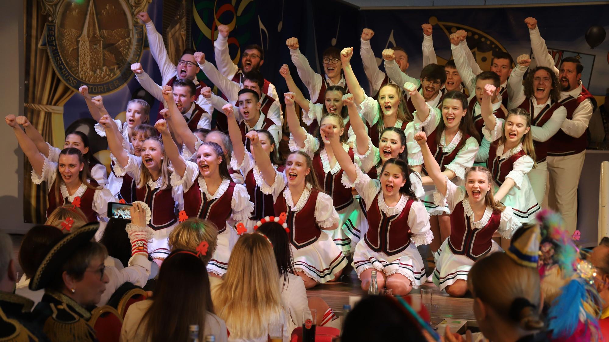 Der Festausschuss Eitorf hatte zur Prunksitzung in den Schützenhof nach Alzenbach eingeladen. Das Tanzcorps der Großen Altstädter zeigte fasziniernde Schrittkombinationen und schöne Figuren.