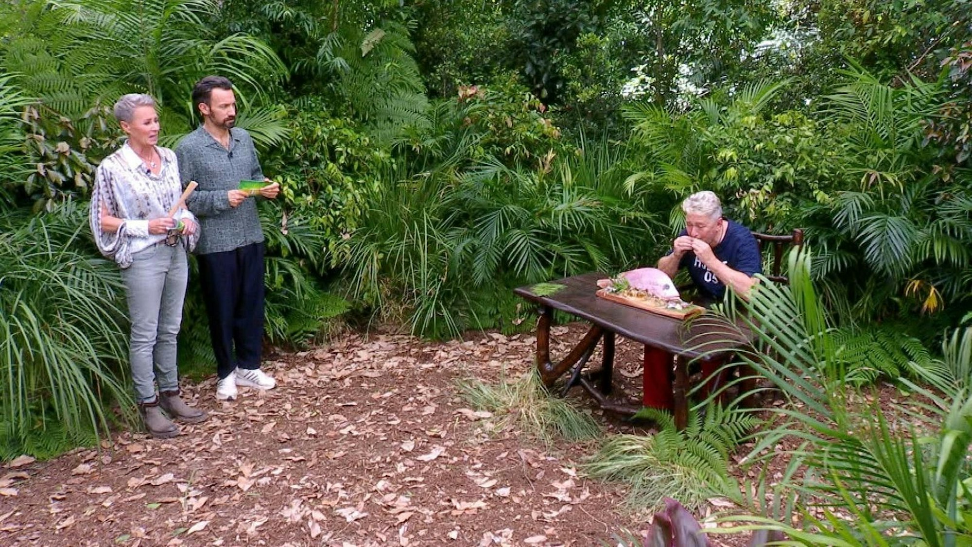 Hubert Fella hatte gehofft, dass es in seiner finalen Dschungelprüfung ums Essen geht. Aber dass es mal wieder so eklig werden würde. (Bild: RTL)