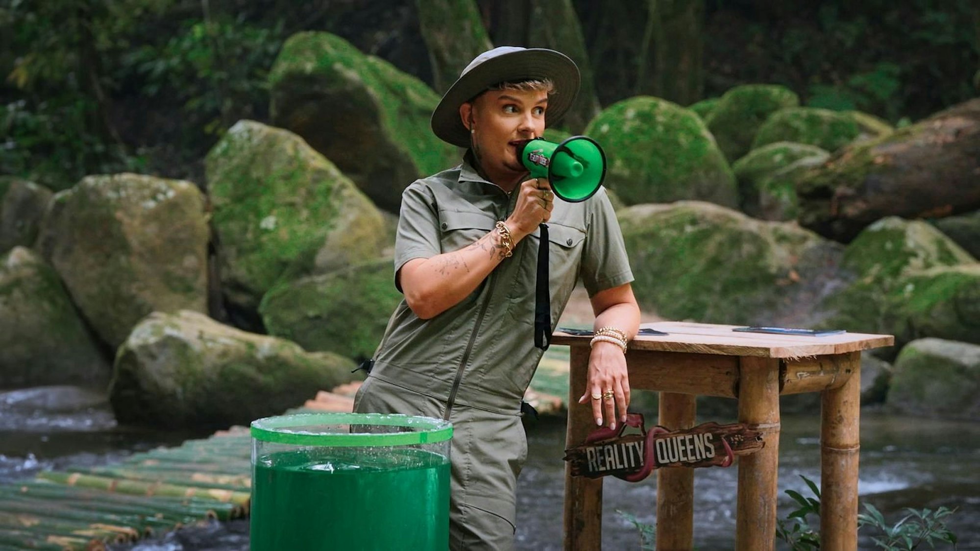 Host Twenty4Tim begleitet die Reality-Queens auf dem Weg zur Krönung. (Bild: RTL)