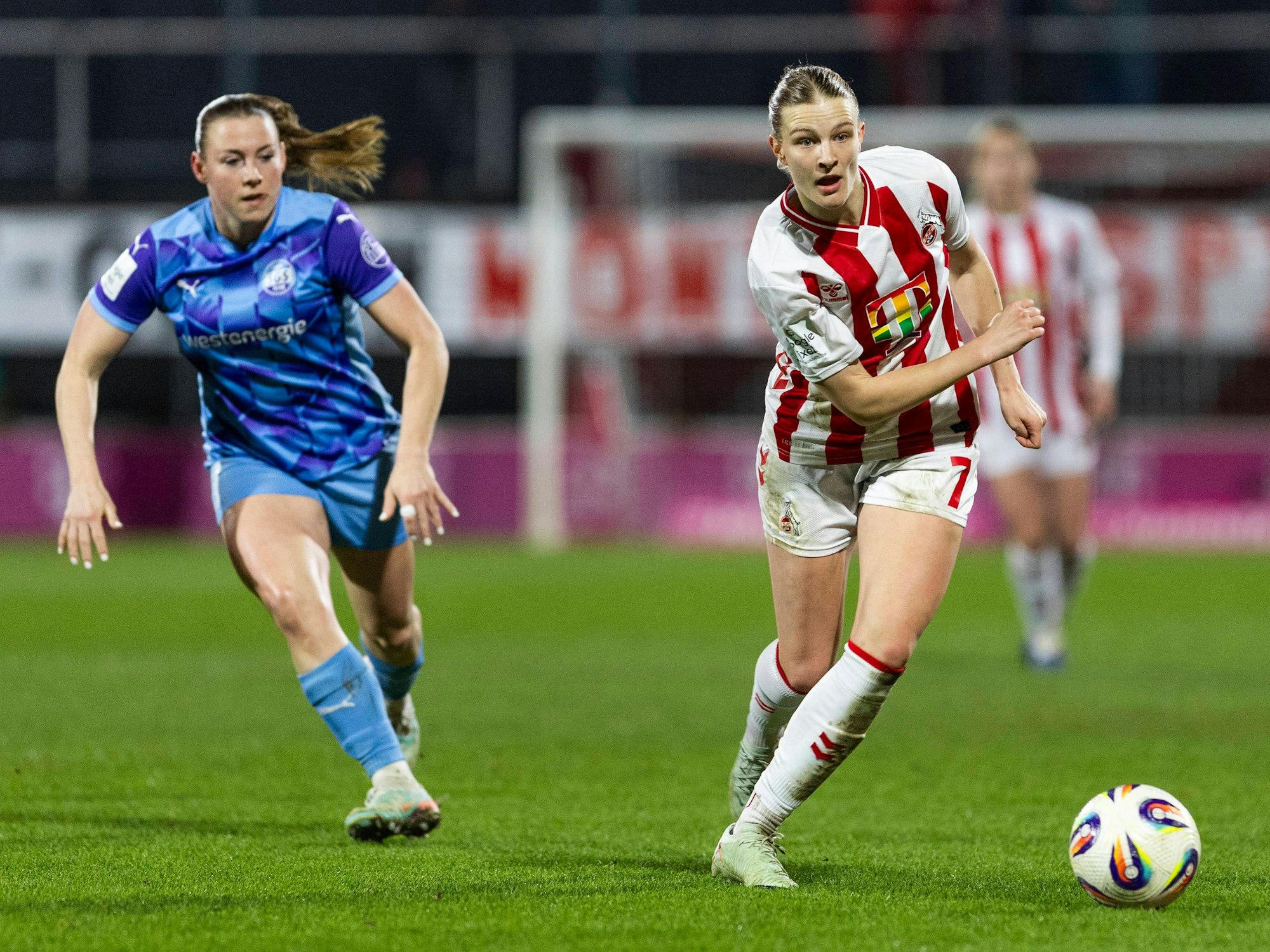 Anna-Lena Stolze und Ramona Maier beim Spiel der Frauen des 1. FC Köln gegen die SGS Essen.