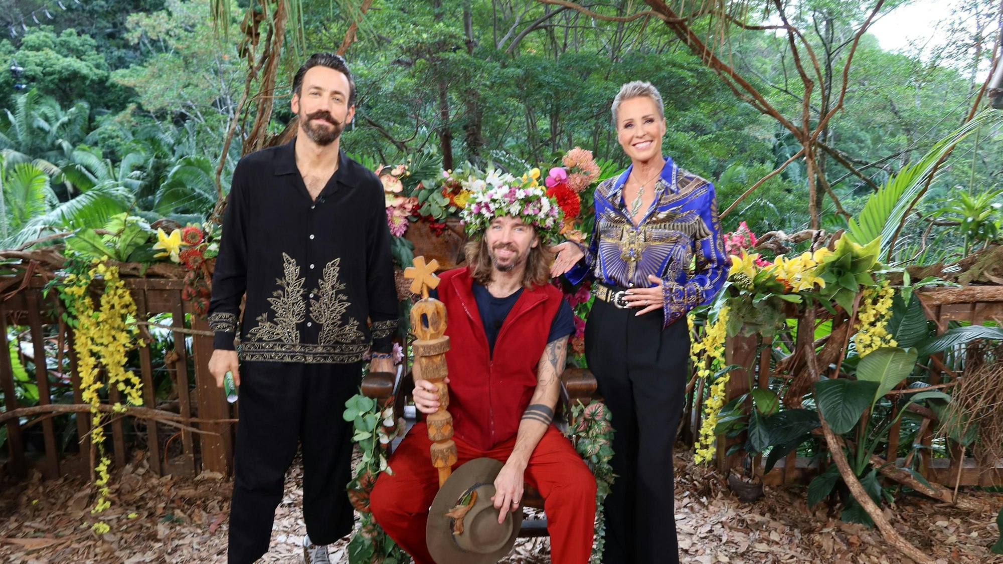 Sonja Zietlow und Jan Köppen krönen Gil Ofarim zum Dschungelkönig 2026.