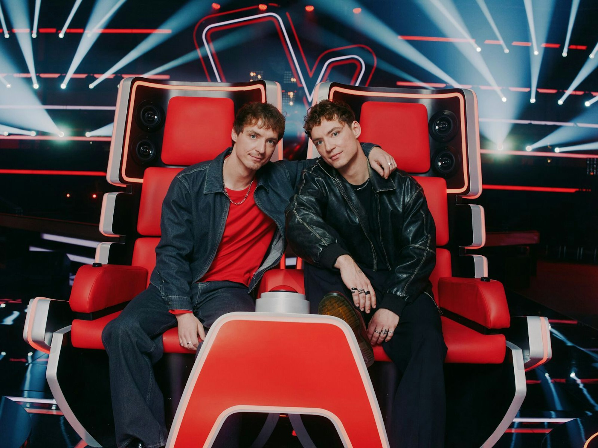 „Wir werden nie wieder 'Die Lochis' sein.“ Roman (links) und Heiko Lochmann sprechen im Interview darüber, was ihnen bei ihrer Selbstfindung geholfen hat. (Bild: Joyn/Christoph Köstlin)