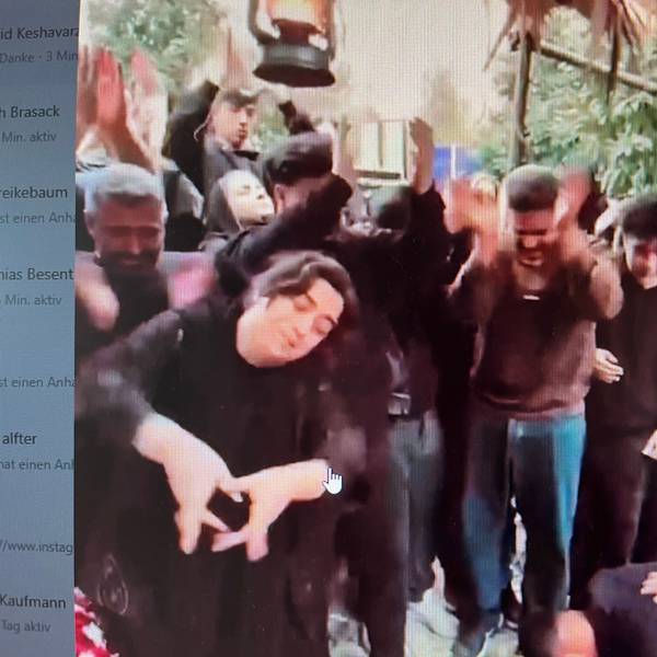 Menschen bei einer Trauerfeier im Iran.