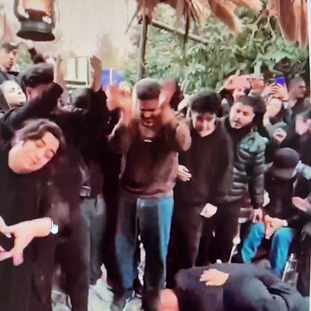 Menschen bei einer Trauerfeier im Iran.