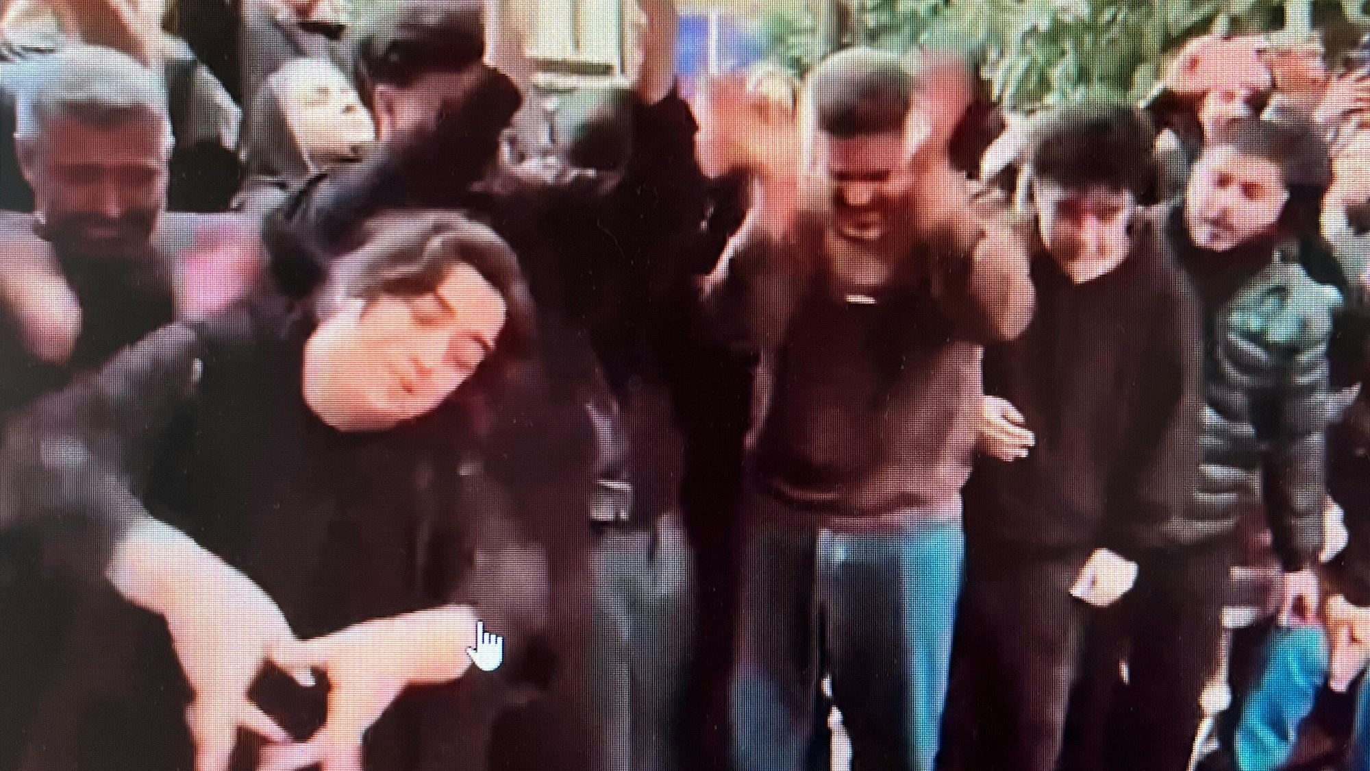 Menschen bei einer Trauerfeier im Iran.