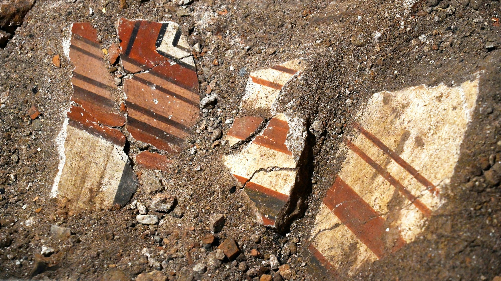Ein Stück der Altarplatte, die auf der Miqua-Baustelle gefunden wurde.