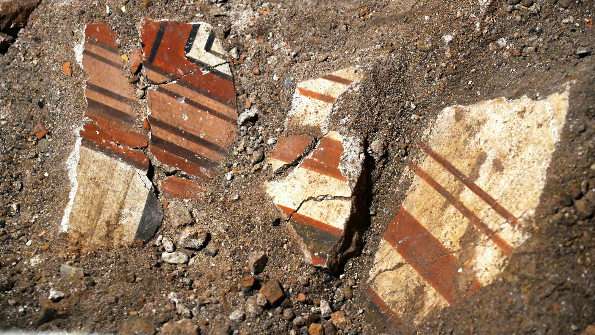 Ein Stück der Altarplatte, die auf der Miqua-Baustelle gefunden wurde.