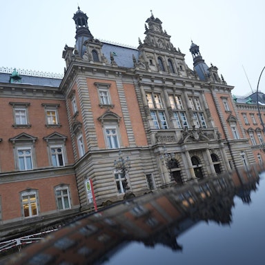 Der Prozess gegen die mutmaßlichen Mitglieder einer rechtsextremistischen Terrorzelle soll im Hamburger Strafjustizgebäude stattfinden. (Archivbild)