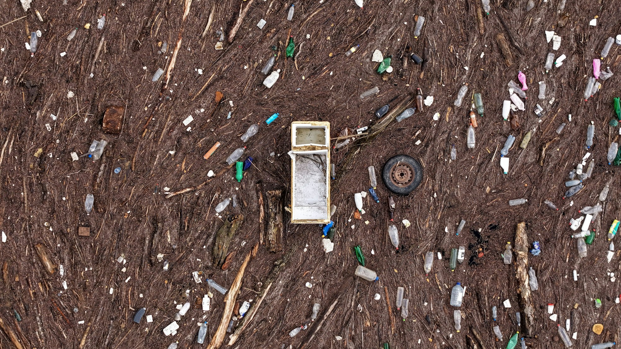 Eine Luftaufnahme zeigt einen Kühlschrank und einen Autoreifen neben anderen Abfällen, die den Fluss Drina in Visegrad am Donnerstag verstopfen.