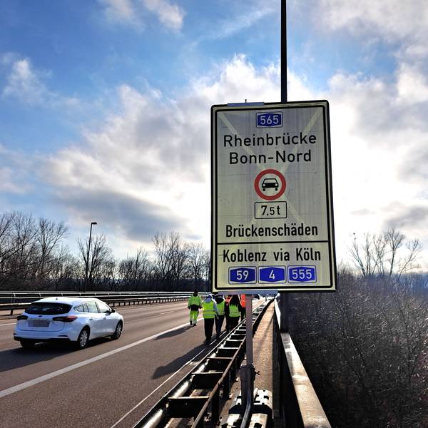 Seit Montagvormittag (9. Februar) ist die Bonner Nordbrücke für Lkw gesperrt, die schwerer als 7,5 Tonnen sind. Die Sperrung gilt zunächst in Richtung Meckenheim, ab Donnerstag (12. Februar) dann auch in der Gegenrichtung.