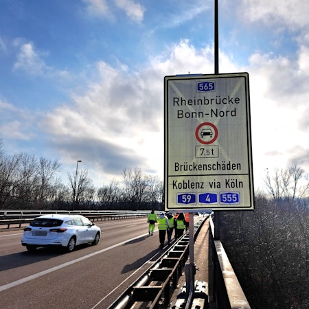Seit Anfang Februar ist die Bonner Nordbrücke für Lkw gesperrt, die schwerer als 7,5 Tonnen sind. (Archivbild)