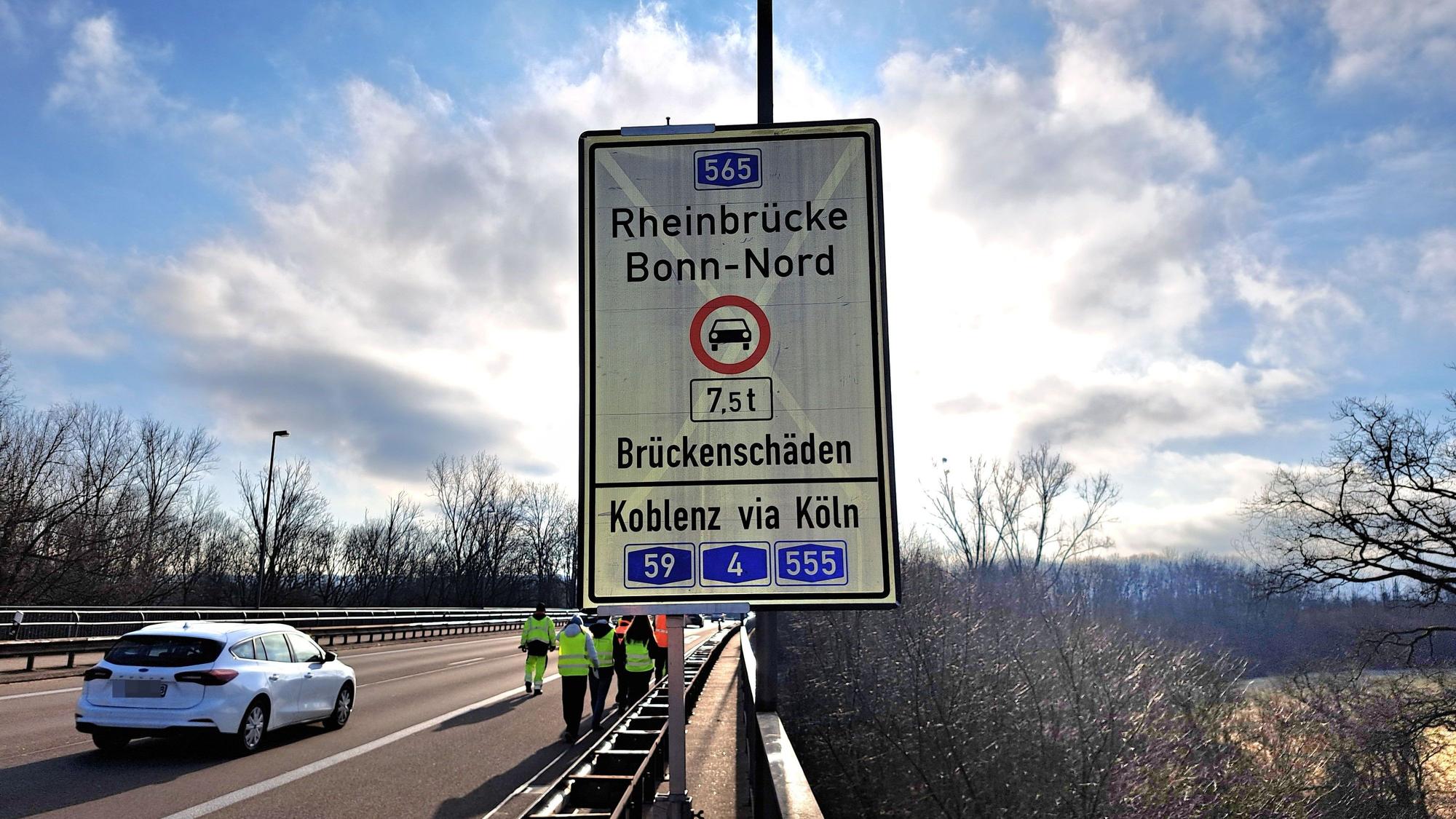 Ein Autobahnschild weist auf die Sperrung einer Brücke hin.