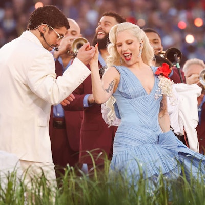 Bad Bunny tanzt beim Super Bowl in der Halbzeitshow mit Lady Gaga.