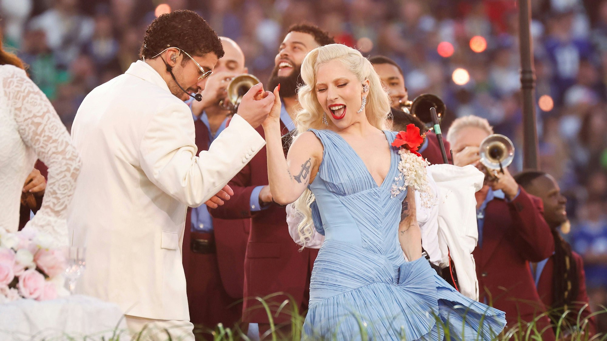 Bad Bunny tanzt beim Super Bowl in der Halbzeitshow mit Lady Gaga.