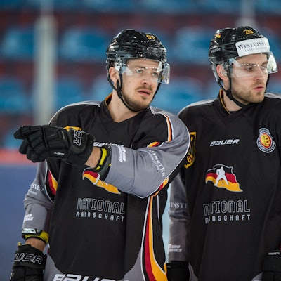 ARCHIV - 17.04.2018, Berlin: Verteidiger Moritz Müller (l) und Stürmer Leon Draisaitl trainieren im Berliner Wellblechpalast. In Mailand stehen beide bei Olympia wieder zusammen auf dem Eis. (zu dpa: «DEB-Team stolz auf Draisaitl: «Größter deutscher Sportler»») Foto: Arne Immanuel Bänsch/dpa +++ dpa-Bildfunk +++