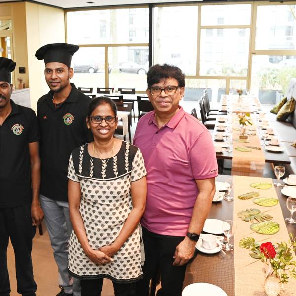 Das Ehepaar Narayanan mit Köchen im neuen Chennai Chef Grand am Melatenfriedhof. Rechts auf dem Bild sieht man die eingedeckte Tafel für die nächsten Trauergesellschaft.