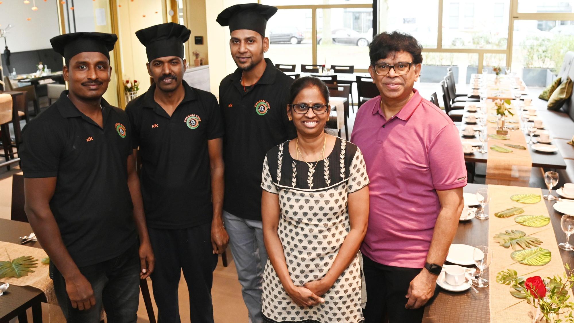 Das Ehepaar Narayanan mit Köchen im neuen Chennai Chef Grand am Melatenfriedhof. Rechts auf dem Bild sieht man die eingedeckte Tafel für die nächste Trauergesellschaft.