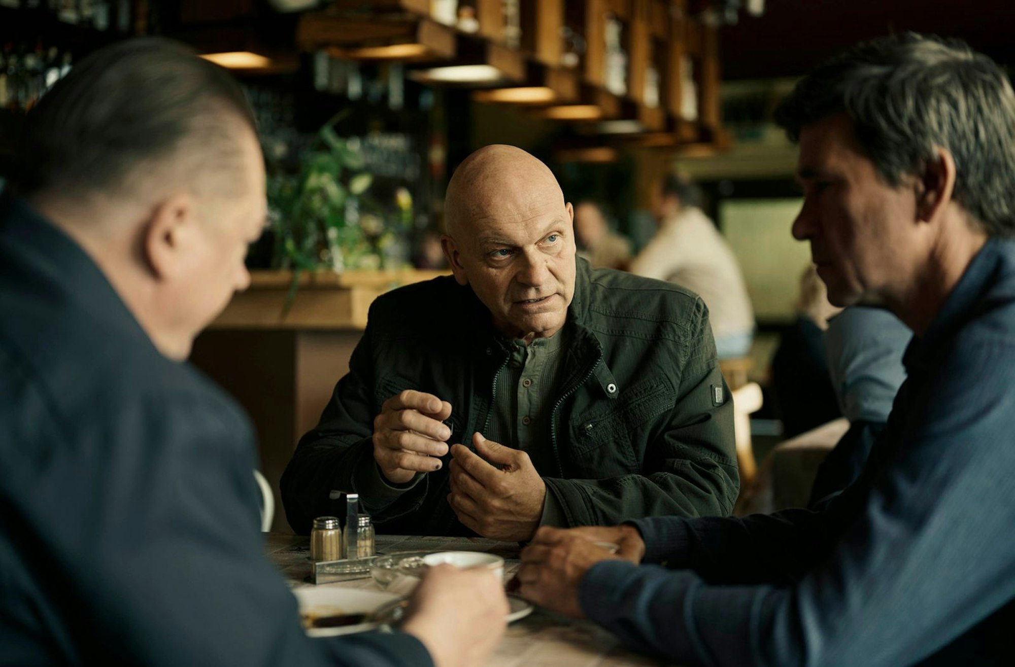 Jürgen „von der Technik“ (Andreas Keller, zweiter von links) informiert Henry Koitzsch (Peter Kurth) und Michael Lehmann (Peter Schneider) über seine Erkenntnisse zum Fall.
(Bild: MDR/Felix Abraham)