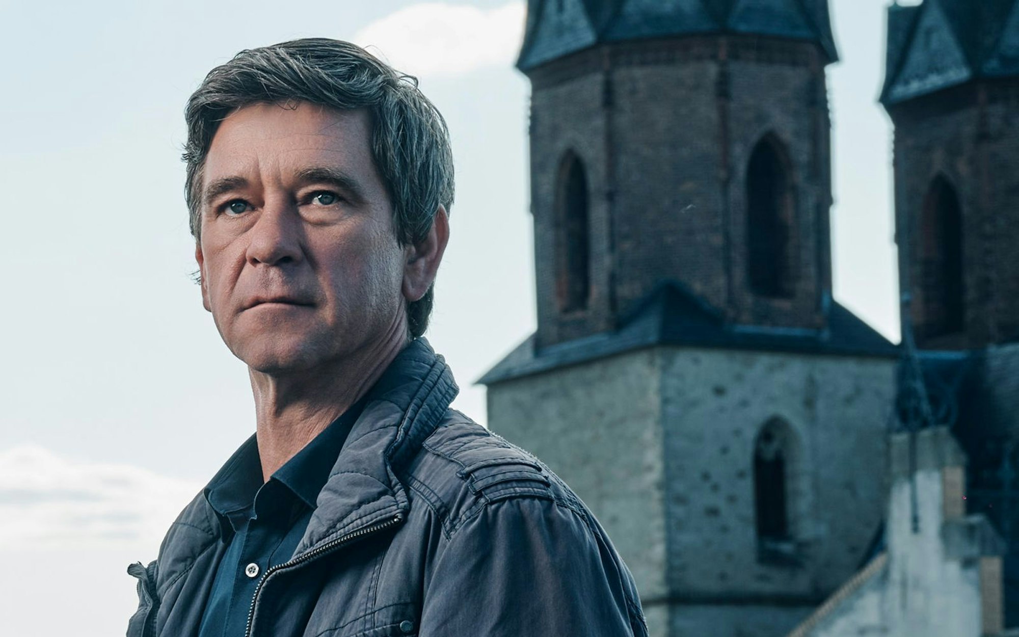 Zum letzten Mal ermittelt Peter Schneider als „Polizeiruf 110“-Kommissar Michael Lehmann gemeinsam mit Peter Kurth in Halle. Was bleibt vom kurzlebigen, aber grandios melancholischen Ost-Krimi, den die Macher gerne fortgesetzt hätten? (Bild: MDR/Felix Abraham)