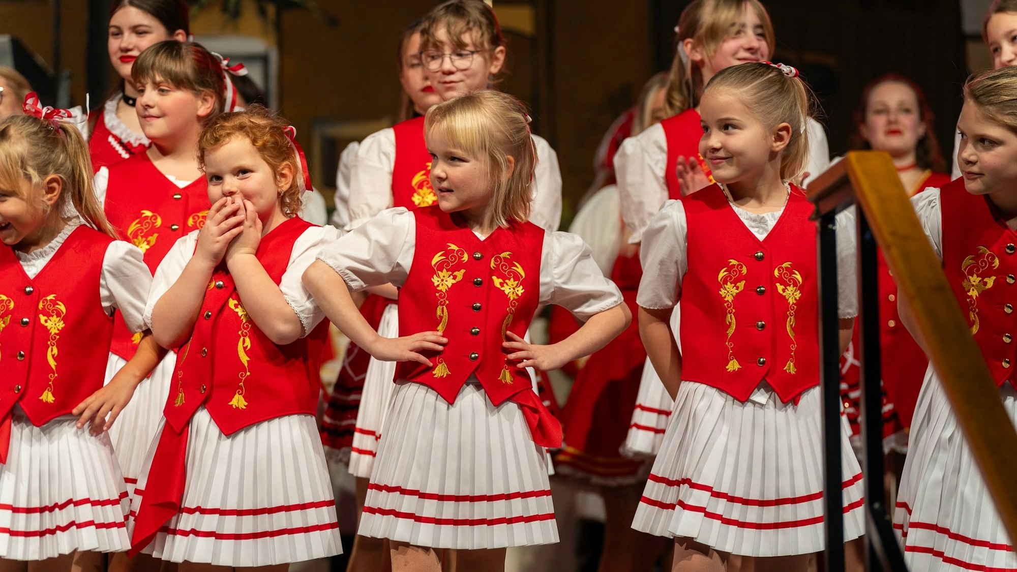 Das Bild zeigt die Tanzmäuse mit roten Westen und weißen Röcken.