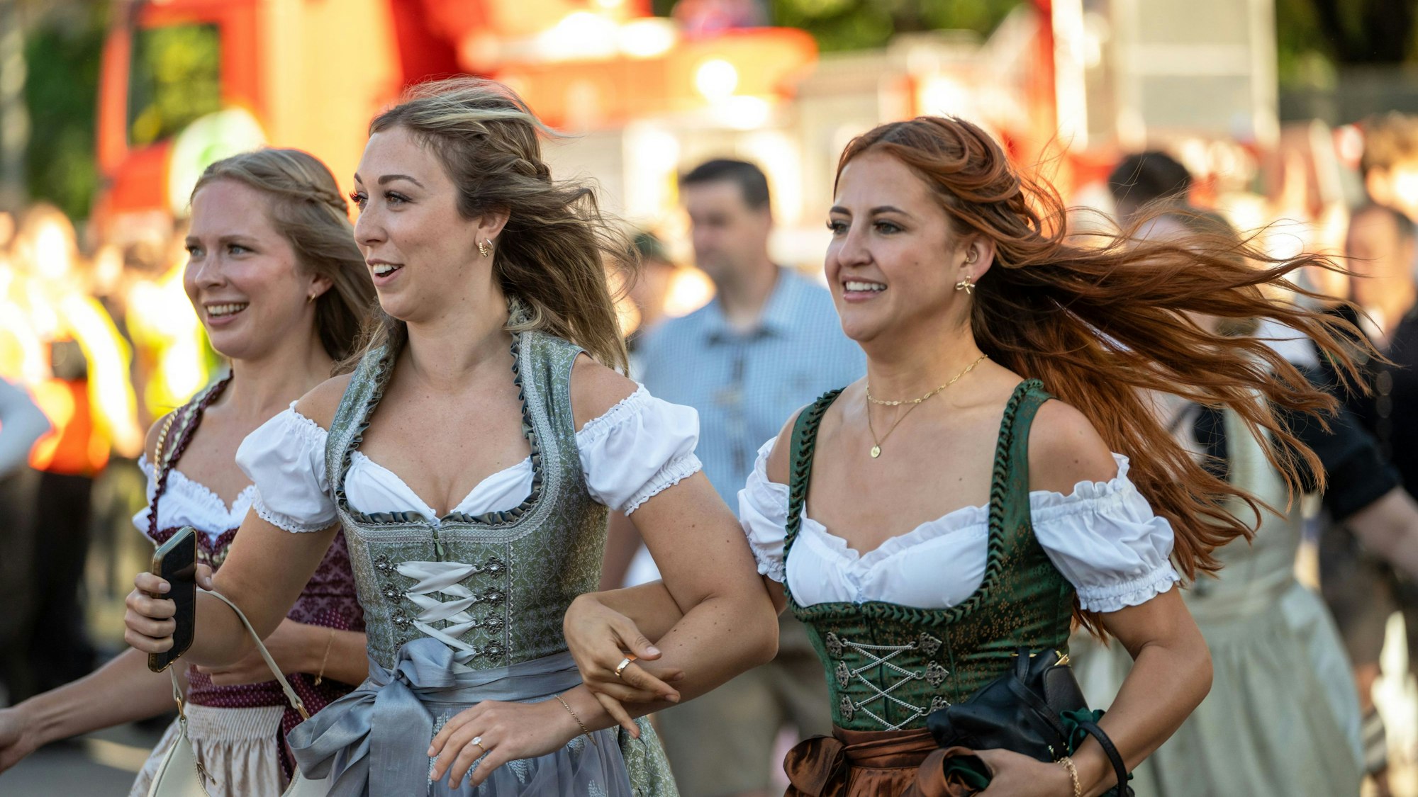 Besucherinnen stürmen zum Start des Oktoberfestes auf die Festwiese.