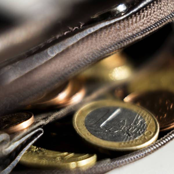 Verschiedene Euro-Münzen in einer leicht geöffneten Geldbörse.