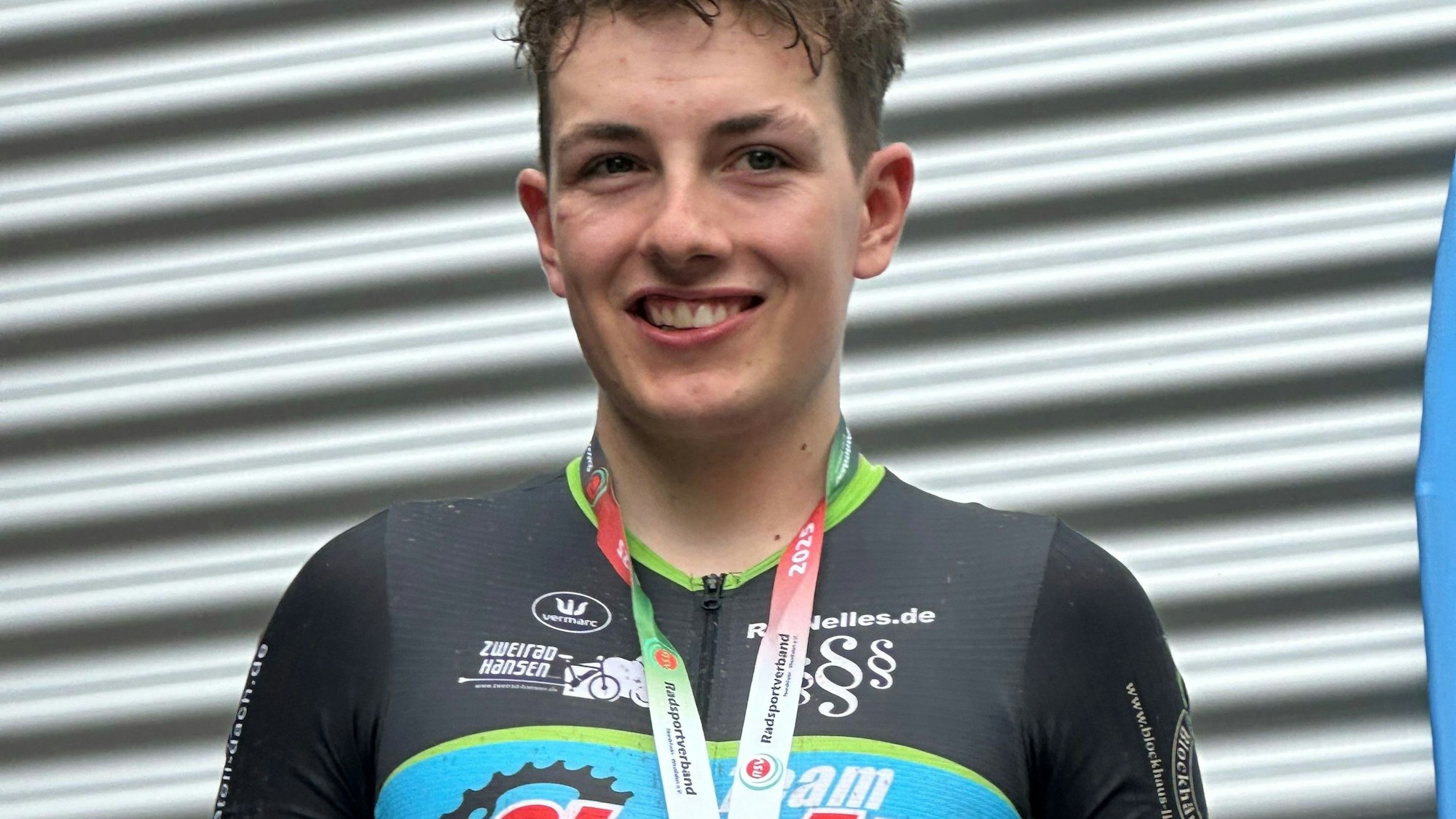 Phil Sawinsky hat eine Medaille umhängen.