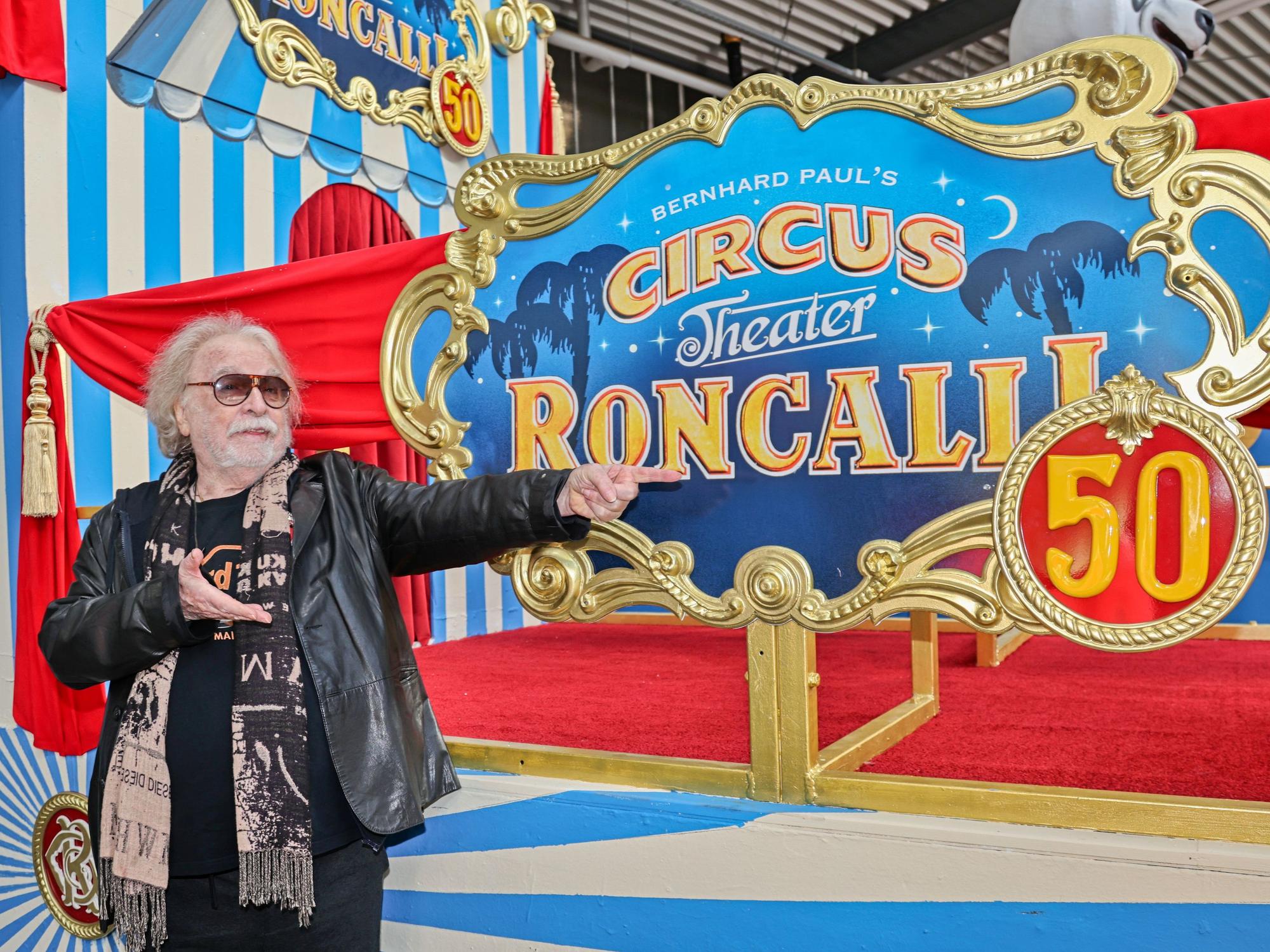 Bernhard Paul vor dem Wagen des Circus-Theaters Roncalli.