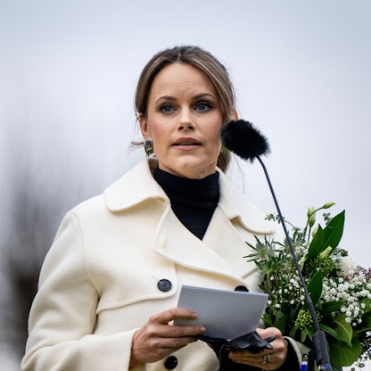 Prinzessin Sofia steht an einem Mikro.