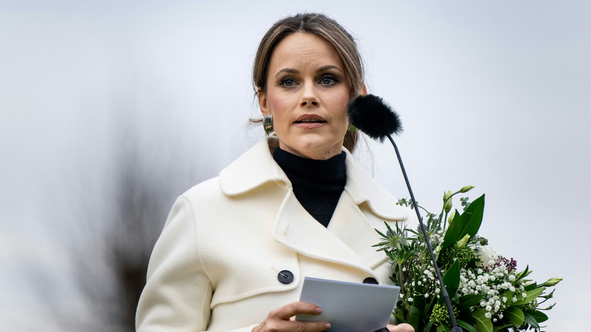 Prinzessin Sofia steht an einem Mikro.