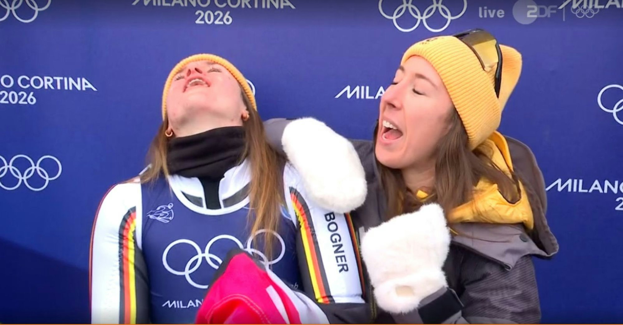 „Aaaah, wie knapp!“ Der Moment, in dem Emma Aicher (links) und Kira Weidle-Winkelmann erfahren, dass sie nicht Gold in der Teamkombination gewinnen werden. Aber: Am Ende freuten sie sich über Silber. (Bild: ZDF)