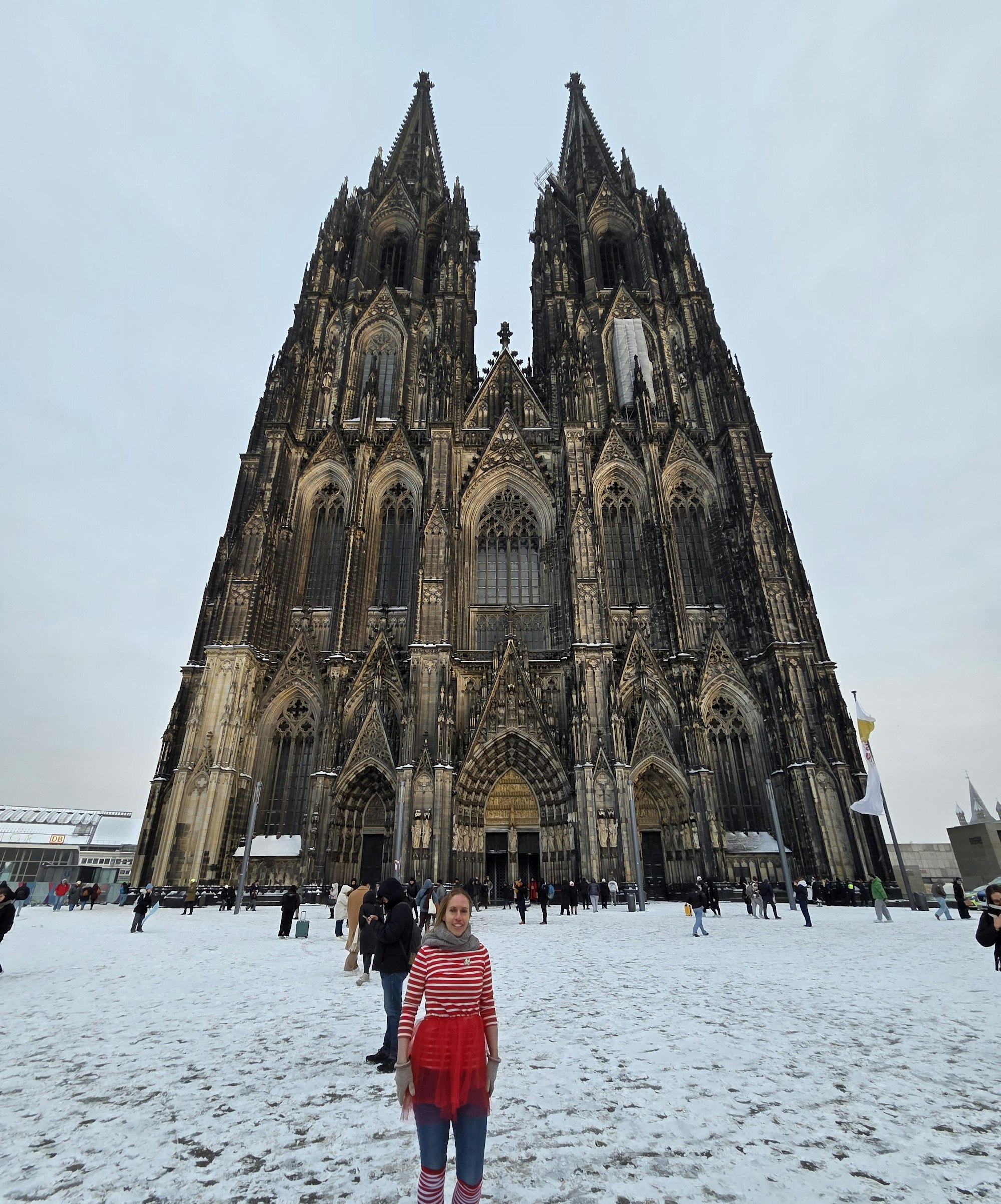 Silke Shimazu vor dem Kölner Dom.
