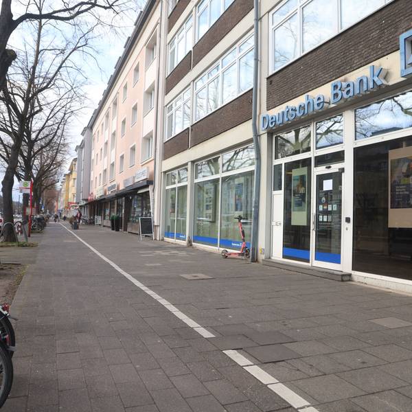 Die Filiale der Deutschen an der Aachener Straße in Braunsfeld. Die Niederlassung verliert den Status als Filiale und wird zum Private Banking Center. Die Deutsche Bank dünnt ihr Filialnetz weiter aus. Foto: Arton Krasniqi
