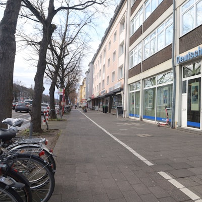 Die Filiale der Deutschen an der Aachener Straße in Braunsfeld. Die Niederlassung verliert den Status als Filiale und wird zum Private Banking Center. Die Deutsche Bank dünnt ihr Filialnetz weiter aus. Foto: Arton Krasniqi