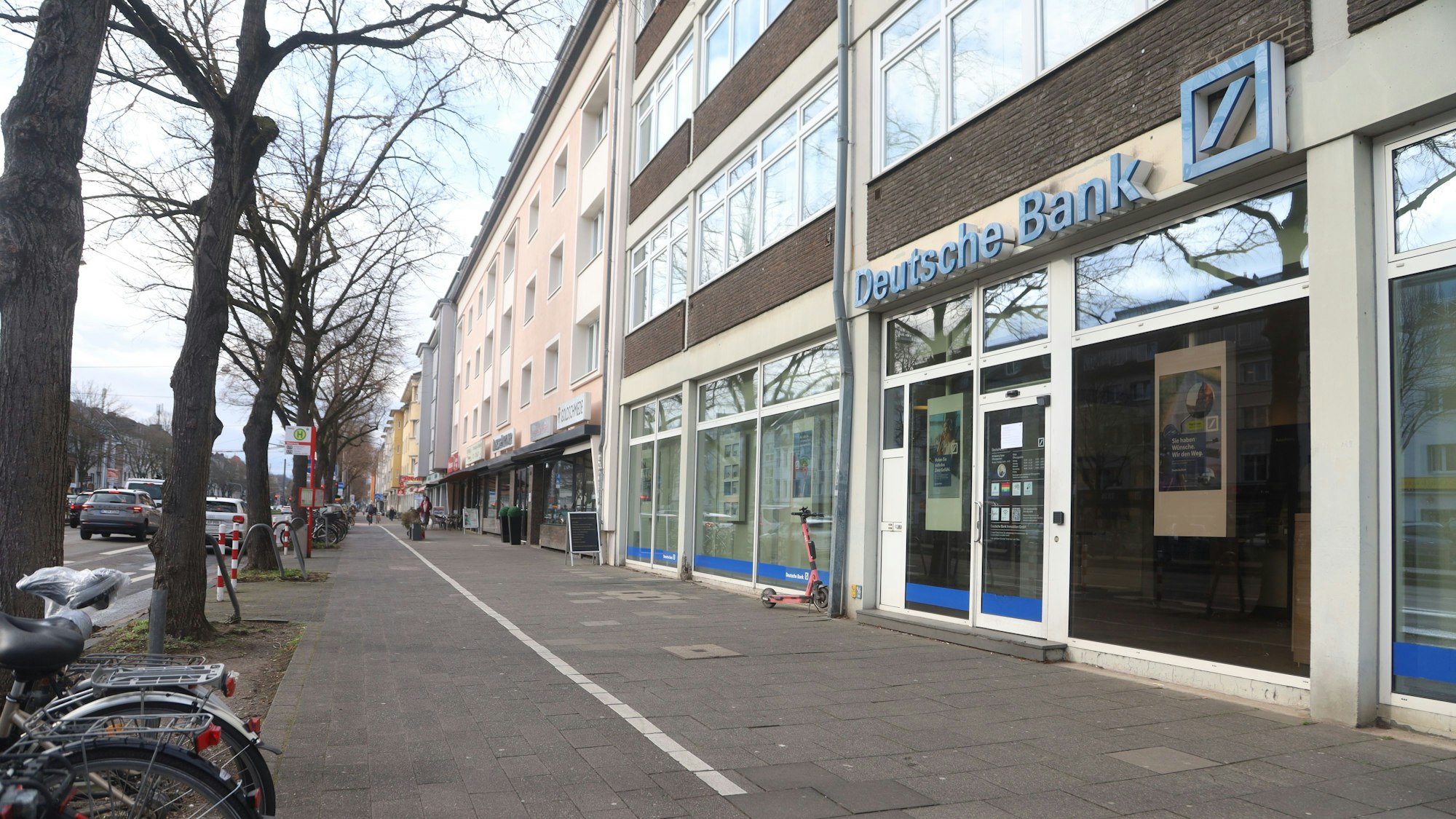 Die Filiale der Deutschen an der Aachener Straße in Braunsfeld. Die Niederlassung verliert den Status als Filiale und wird zum Private Banking Center. Die Deutsche Bank dünnt ihr Filialnetz weiter aus. Foto: Arton Krasniqi