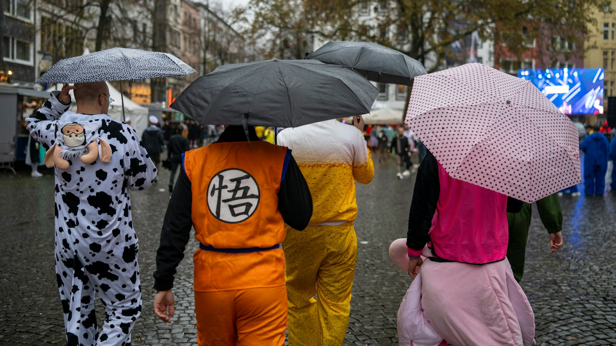 11.11.2024, Köln: Die Jecken sind gegen den Regen gewappnet. Refenschirm. In der Altstadt wird die Sessionseröffnung des Kölner Karneval gefeiert. Elfter im Elften. Foto: Uwe Weiser