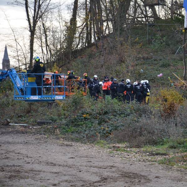 Mit einem Großaufgebot waren Polizei und RWE gegen die Besetzer des „Sündenwäldchens“ vorgegangen.