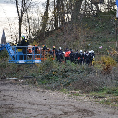 Mit einem Großaufgebot waren Polizei und RWE gegen die Besetzer des „Sündenwäldchens“ vorgegangen.