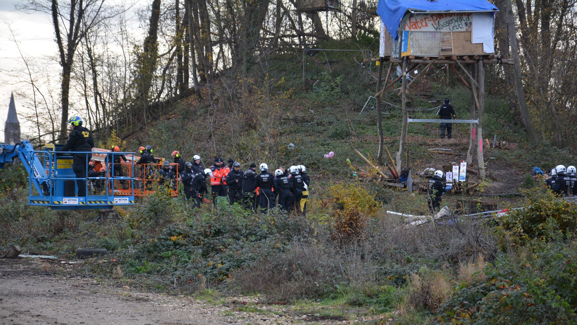 RWE und Polizei räumten im November 2025 das letzte Stück des Sündenwäldchens in Kerpen.