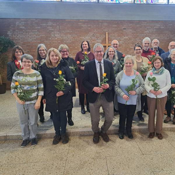 Die Gremiumsmitglieder stehen für ein Gruppenfoto zusammen.