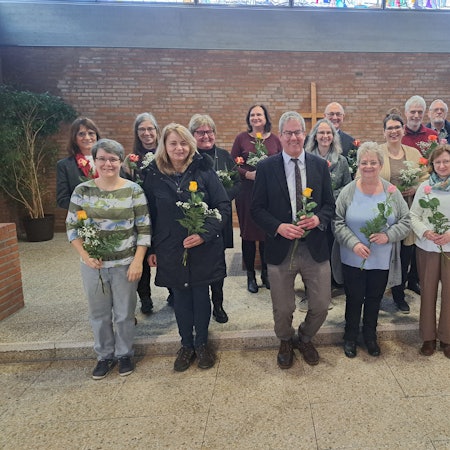 Die Gremiumsmitglieder stehen für ein Gruppenfoto zusammen.
