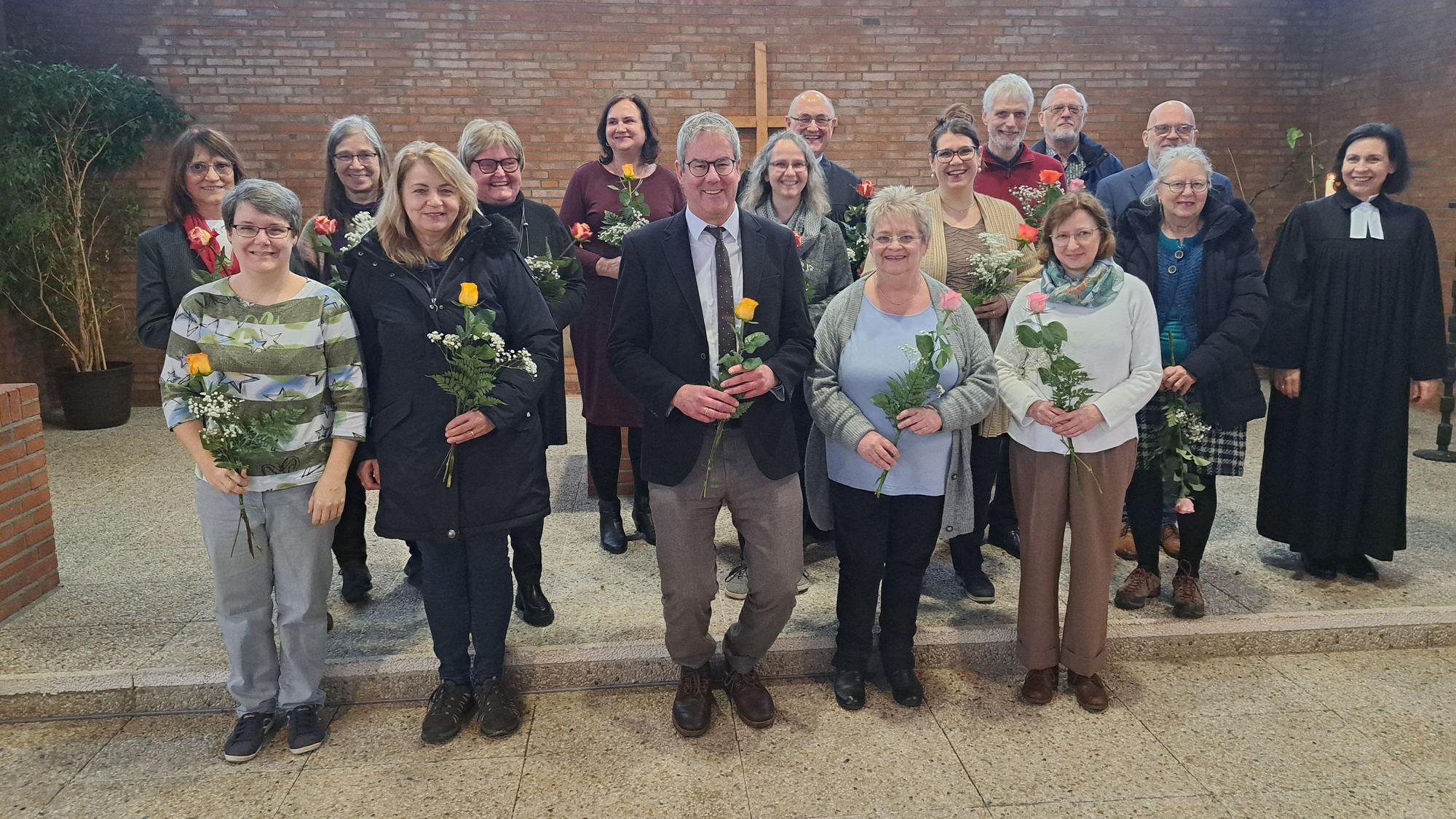 Die Gremiumsmitglieder stehen für ein Gruppenfoto zusammen.