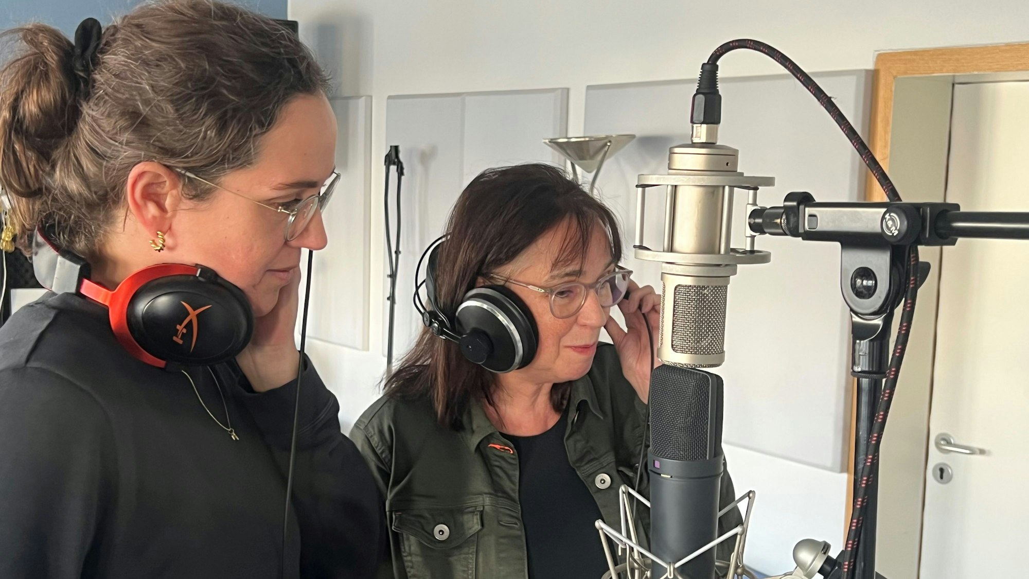 Als Background-Sängerinnen stellten sich die Redakteurinnen Barbara Grofe und Christiane Vielhaber (r.) ans Studio-Mikrofon.
