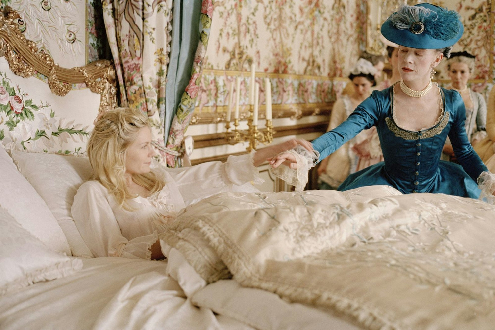 Ein Teenie am Hofe von Versailles: Marie Antoinette (Kirsten Dunst, links) ist erst 14 Jahre alt, als sie an den französischen Hof kommt. (Bild: ZDF / Leigh Johnson)