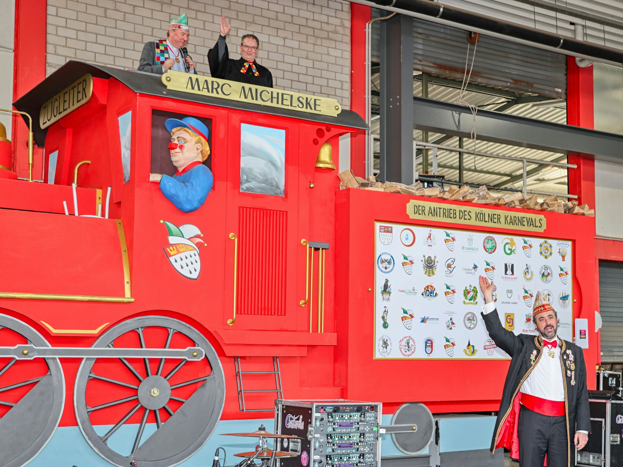 Zugleiter Marc Michelske wird gesegnet.