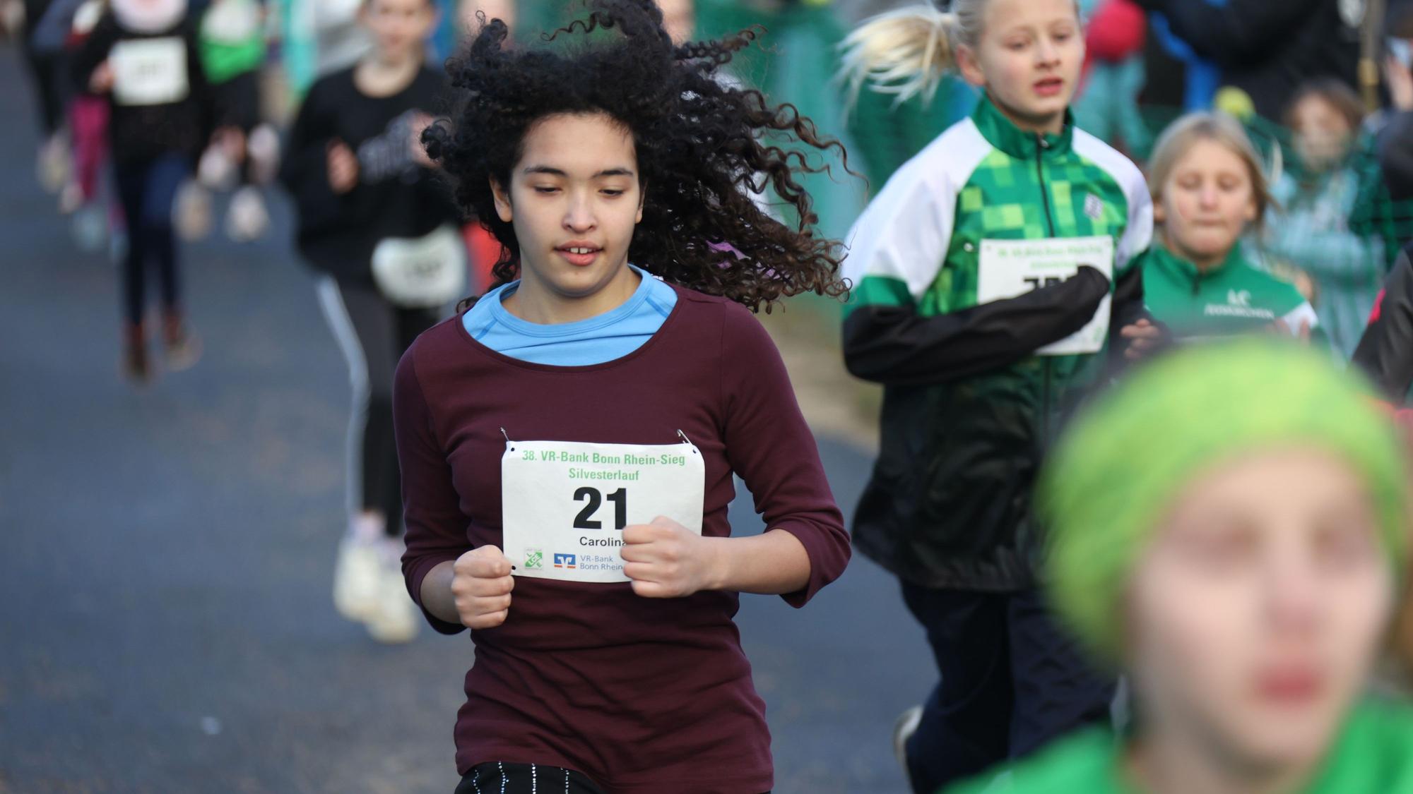 Carolina Heffels läuft beim Silvesterlauf des LC Euskirchen an der Steinbachtalsperre.